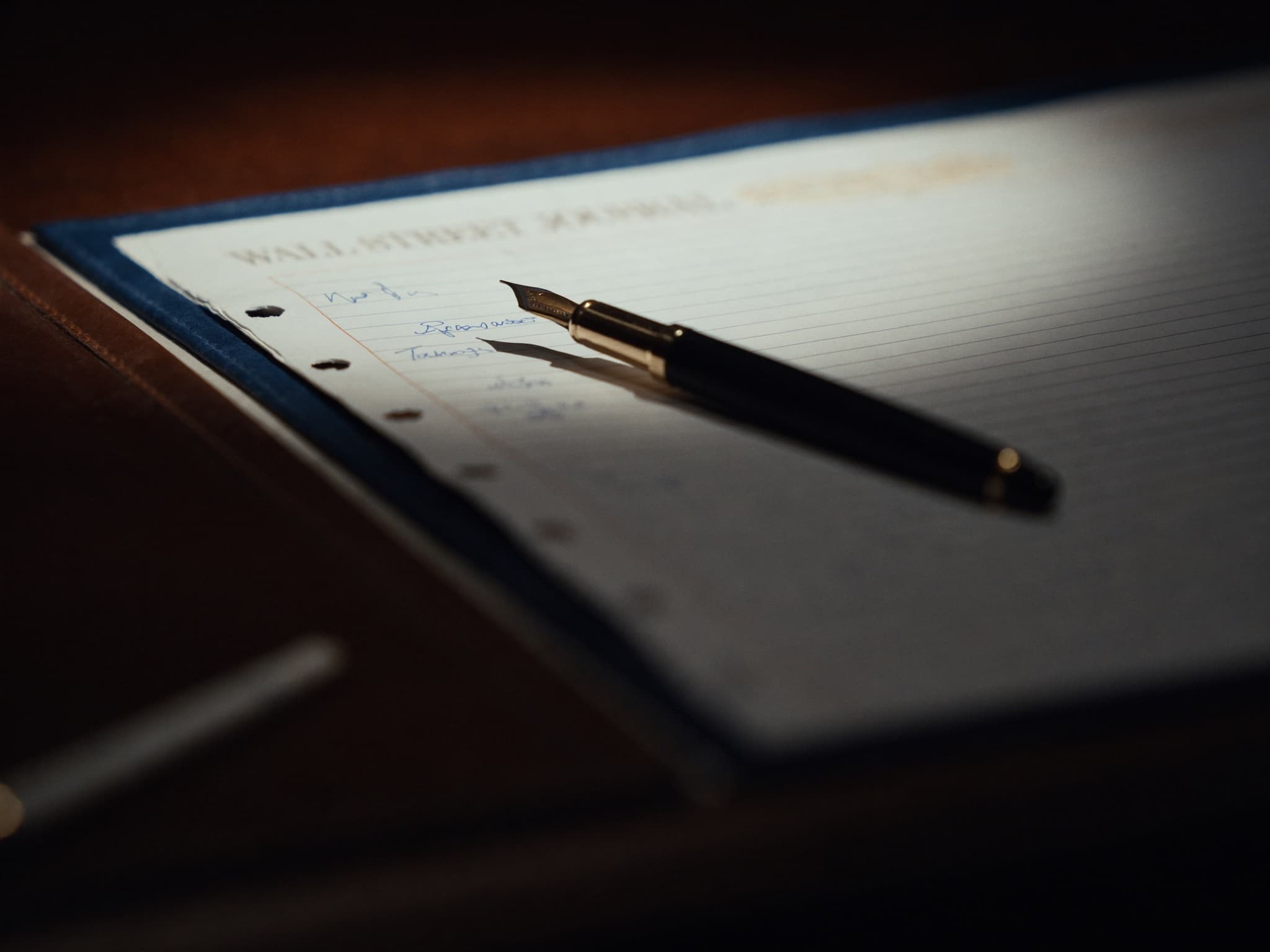 Een vulpen rust op een dossier — het moment waarop een traject begint.